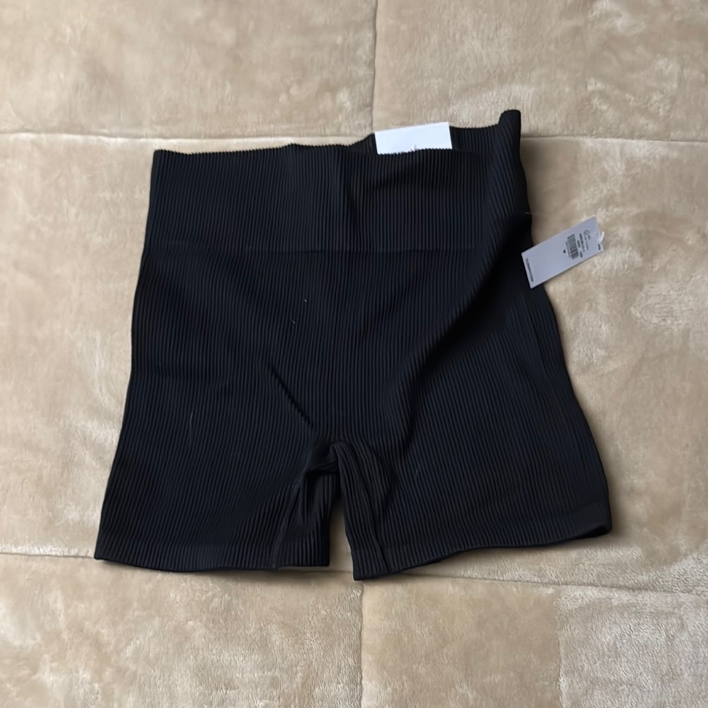 Old Navy Black Women's Ribbed Bike Shorts - Medium